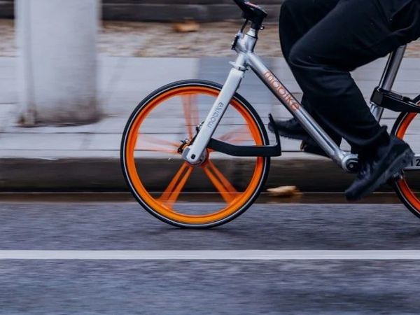 从疯狂涌入到艰难续命：10年涨价7倍的共享单车，何时才是头？