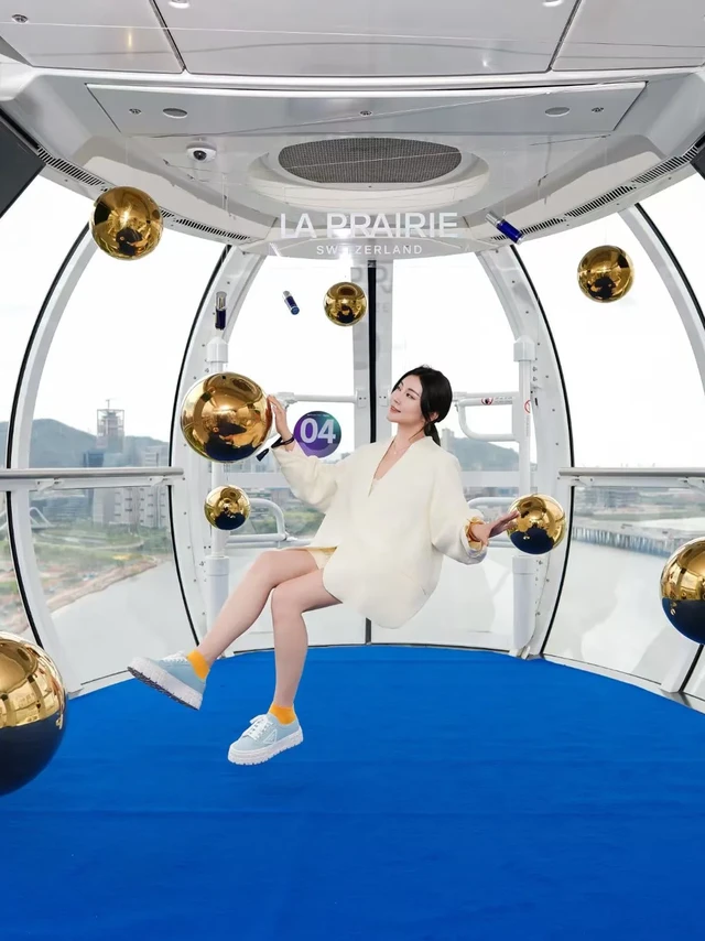 坐在城市摩天轮体会反重力的浪漫主义