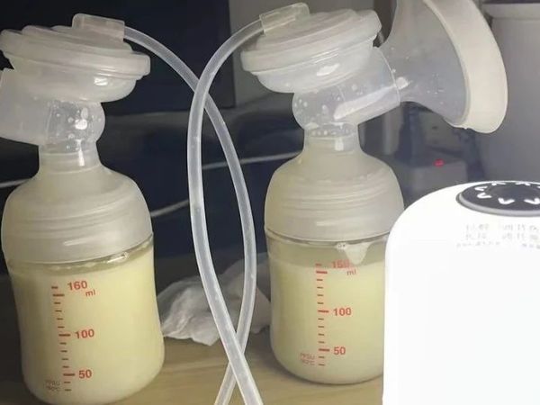 小白熊免手扶吸奶器与贝亲吸奶器的使用对比