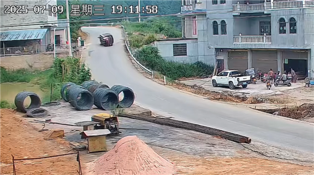 三轮车弯道速度过快侧翻倒地又瞬间回正：一溜烟逃离现场