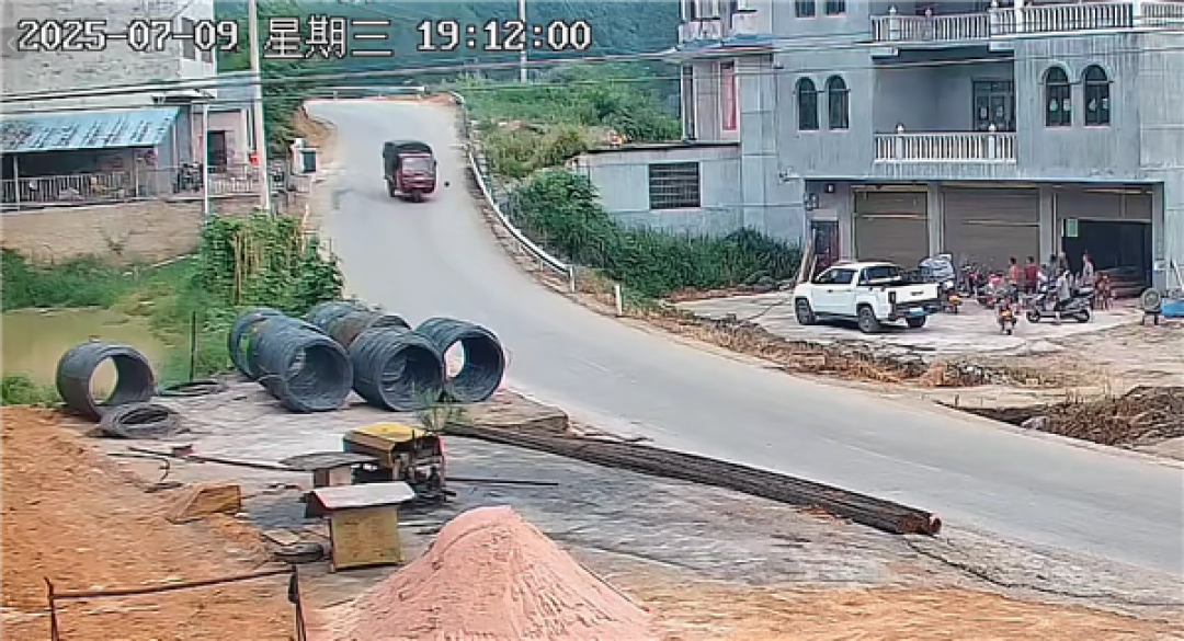 三轮车弯道速度过快侧翻倒地又瞬间回正：一溜烟逃离现场