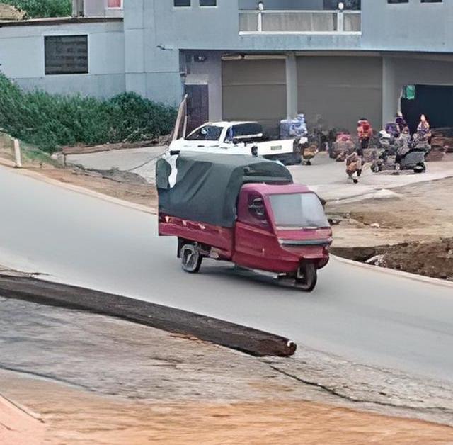 摩托三轮弯道撞护栏侧翻倒地又瞬间回正：一溜烟逃离现场