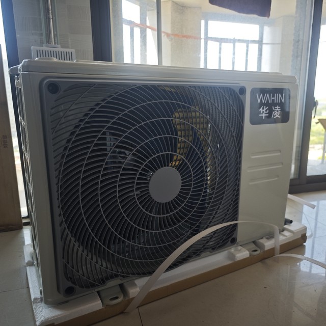 华凌新规：新空调安装，师傅会主动抽真空15分钟并测量插座电压。