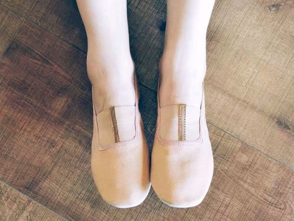 白舞鞋上的温柔支撑：中年瑜伽的从容足印