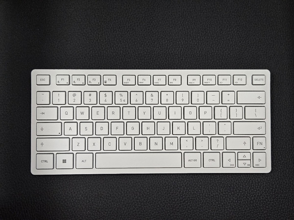 一款颜值很高的的无线蓝牙键盘。