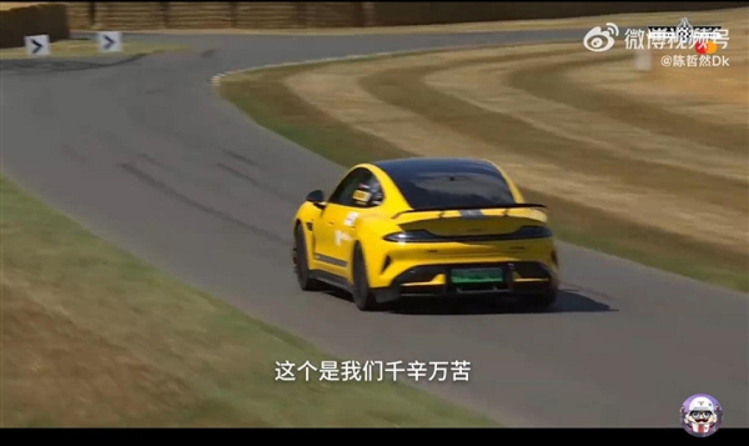 雷军点赞!挂着京牌的小米SU7 Ultra登上古德伍德赛道
