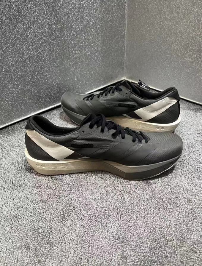 阿迪达斯跑鞋