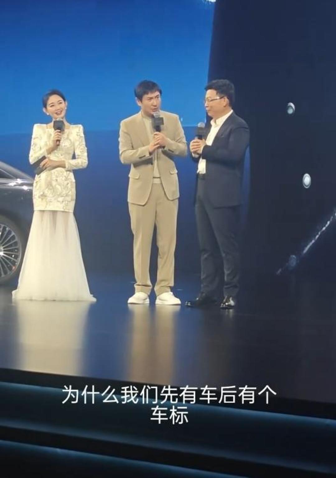 沈腾犀利提问为何"车比标早" 余承东揭秘鸿蒙智行车标滞后政策内情