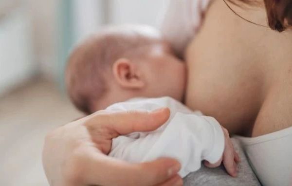 喂奶喂一边到底喂多久？宝宝能吃饱？