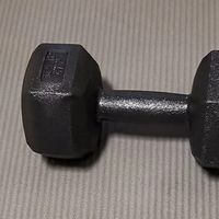 居家健身铁三角：瑜伽垫、哑铃、阻力带