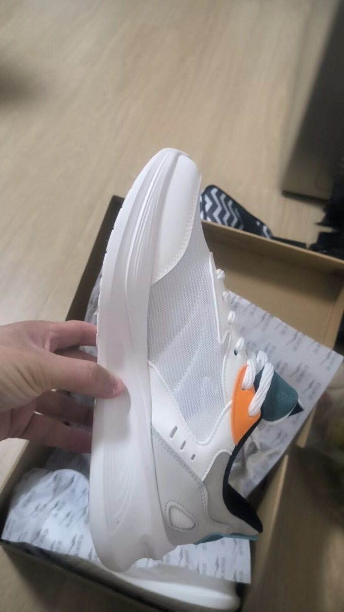 鸿星尔克休闲运动鞋