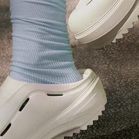阿迪达斯NOVAWAVE：轻盈透气设计