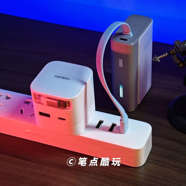 老哥会玩，自带伸缩线充电器搭配自带线充电宝，彻底告别桌面杂乱
