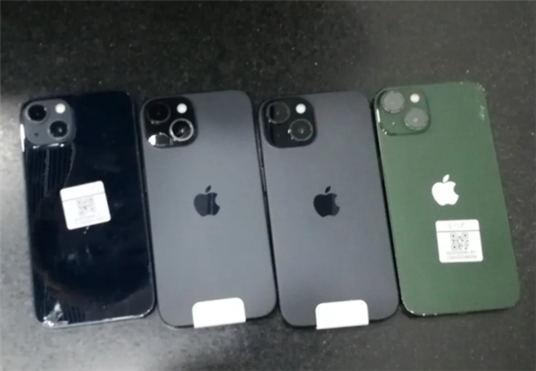 两人脚踩8部iPhone进境 因步伐僵硬被发现