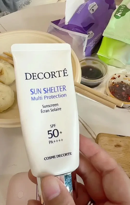 有人和我一样涂防晒会眼睛不舒服吗？而且最害怕不透气的防晒，假白都算了。不透气和眼睛不舒服真的是绝杀，后来朋友推荐的黛珂防晒轻薄透气，每个夏天都离不开 #防晒 #防晒霜 #透气 #舒适