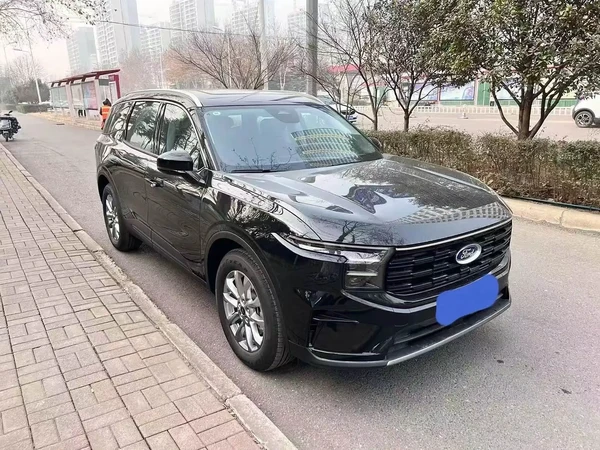 同事问我为什么突然换车，我笑着指了指副驾上的露营装备。孩子考上大学那天，我和爱人突然发现，生活终于有了“我们”的时间。
福特锐界L的大空间成了惊喜——放倒第二排就是移动的休息区，周末去湖边钓鱼，后排能
