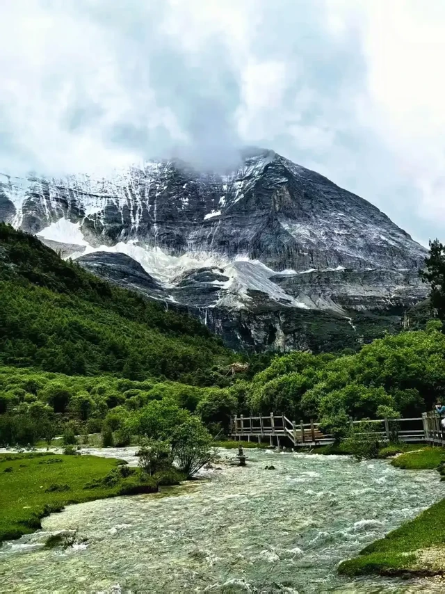 雨季稻城亚丁必备出行攻略。🌧️ 雨季核心特点与行前准备
天气实况：几乎每日有雨（7~8月最密集），午后多雷暴，山路湿滑易塌方；昼夜温差极大（白天22℃/夜间5℃），高海拔区域体感更冷；云层薄时紫外线强