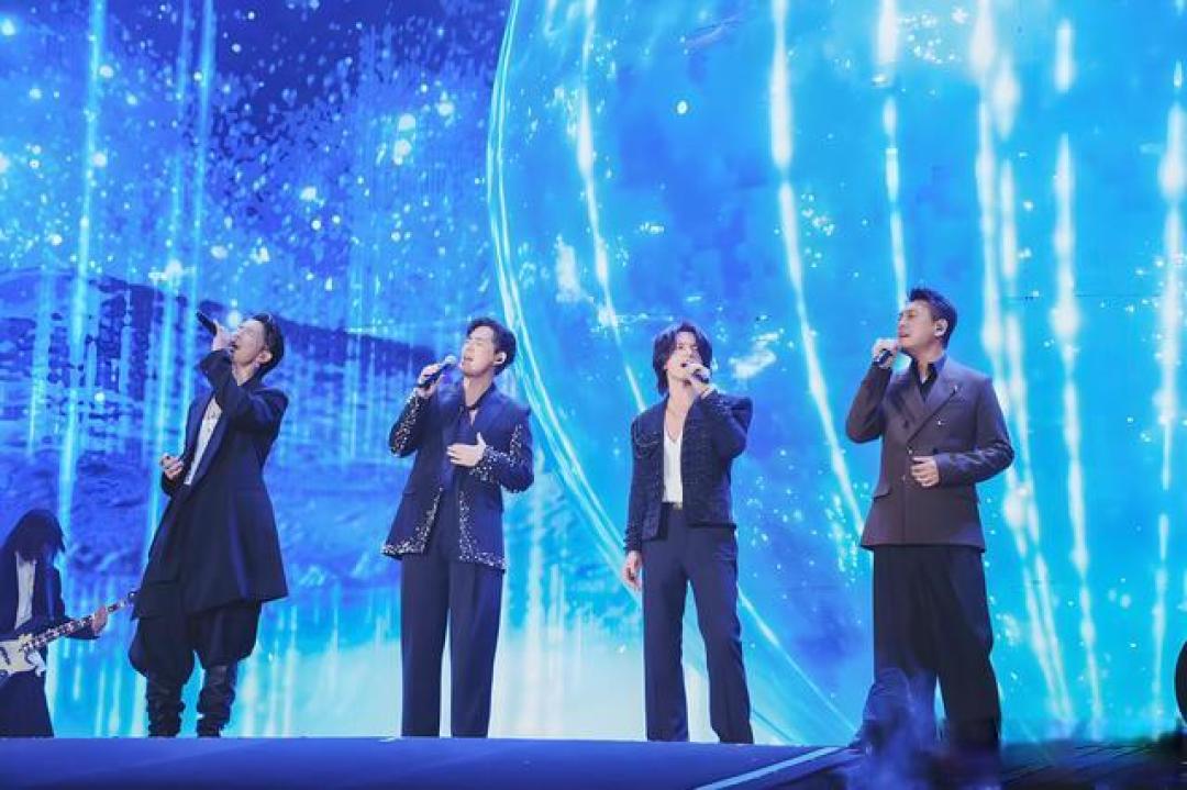 F4暌违12年惊喜合体五月天演唱会 万人合唱《流星雨》掀全场泪崩