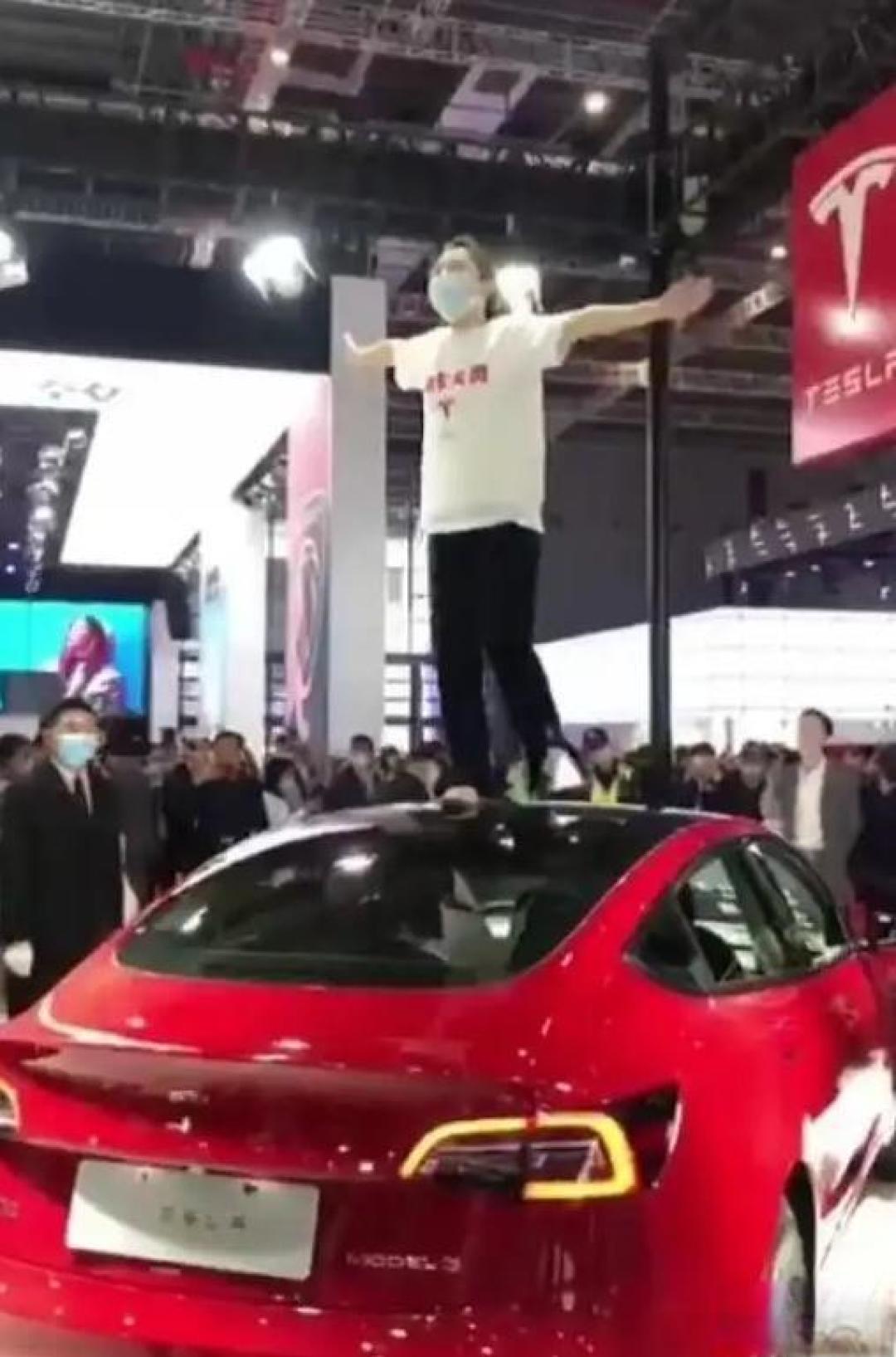 特斯拉车顶维权案二审落定:车主赔偿17万,1.7亿订单损失促行业规范升级