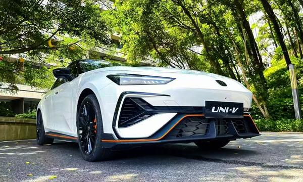 比帅、比快、比配置，这台长安UNI-V试完后我直接推荐给朋友