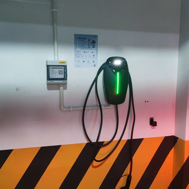 给小鹏充电桩拉条十平线，厂家师傅跟我哭诉安装费到手不到一杯奶茶钱