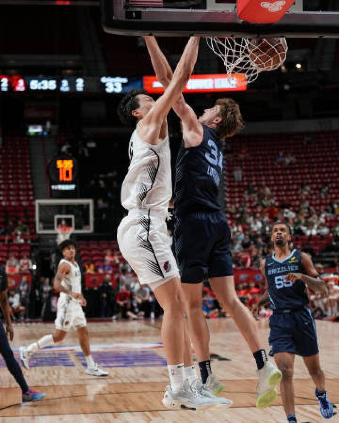 杨瀚森暴力美学隔扣引爆夏联！中国新星连场高光击碎运动能力质疑