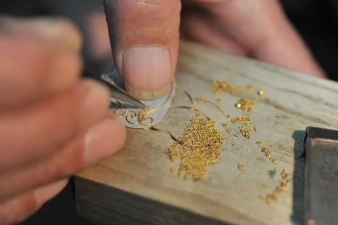 机械禅意：当千年纹样在赛博虹彩中苏醒的穿戴美学