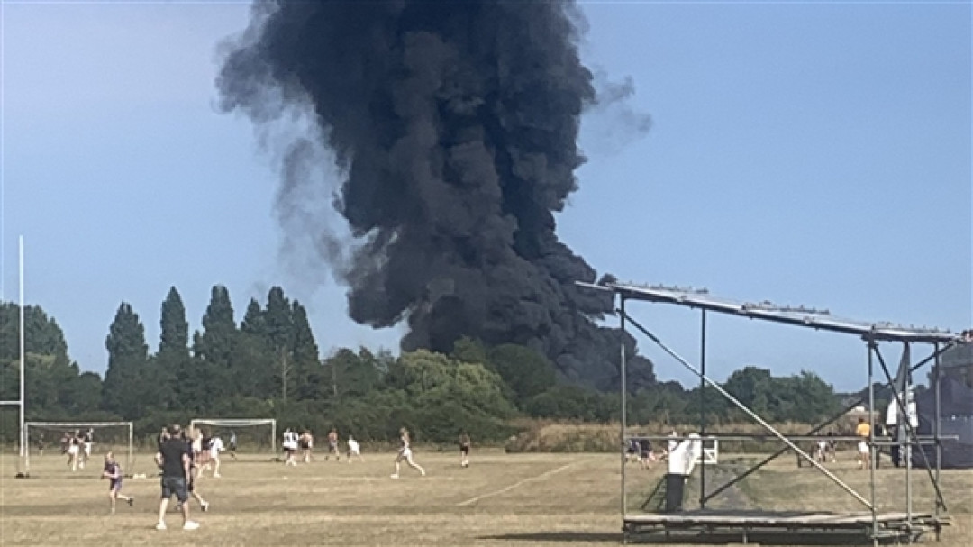 英国一小飞机起飞时坠毁:现场燃起巨大火球 伤亡不明