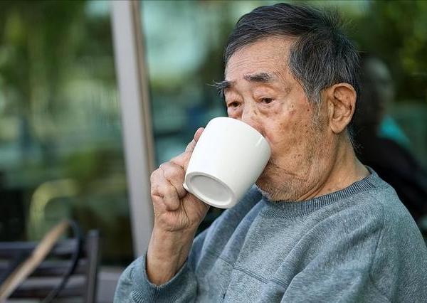 医生提醒：60岁以后，身体再好也要少碰咖啡了，不想住院要忌嘴