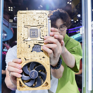 500万卡皇？！华硕 ROG 夜神 RTX 5090 D 黄金显卡