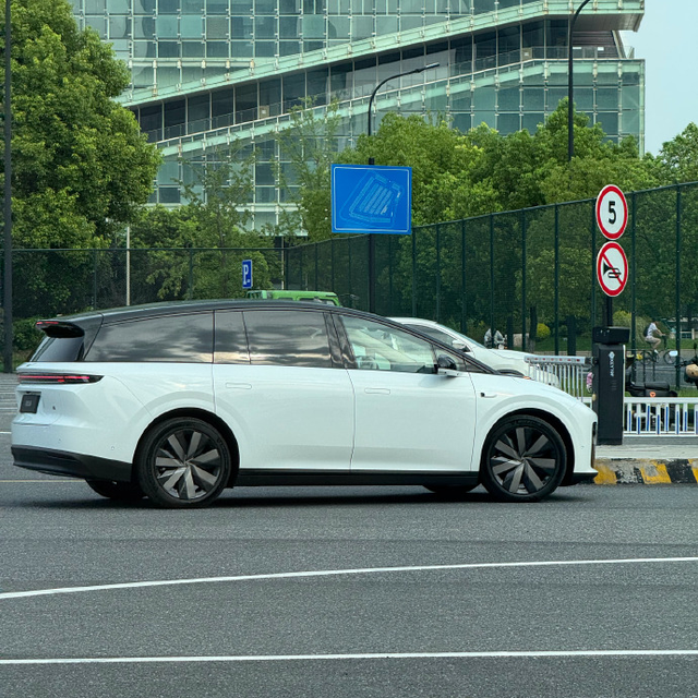 还是便宜个2万吧！理想i8实车图全曝光，双联屏与后排太空舱电视