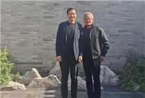 黄仁勋雷军合照曝光：二人肩并肩 面带微笑