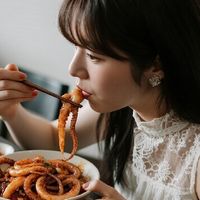 香辣鱿鱼，下酒干饭两不误！这玩意儿上桌，筷子根本停不下来！