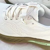 Saucony Peregrine 15 米绿色：越野跑鞋界的“绿野仙踪”？