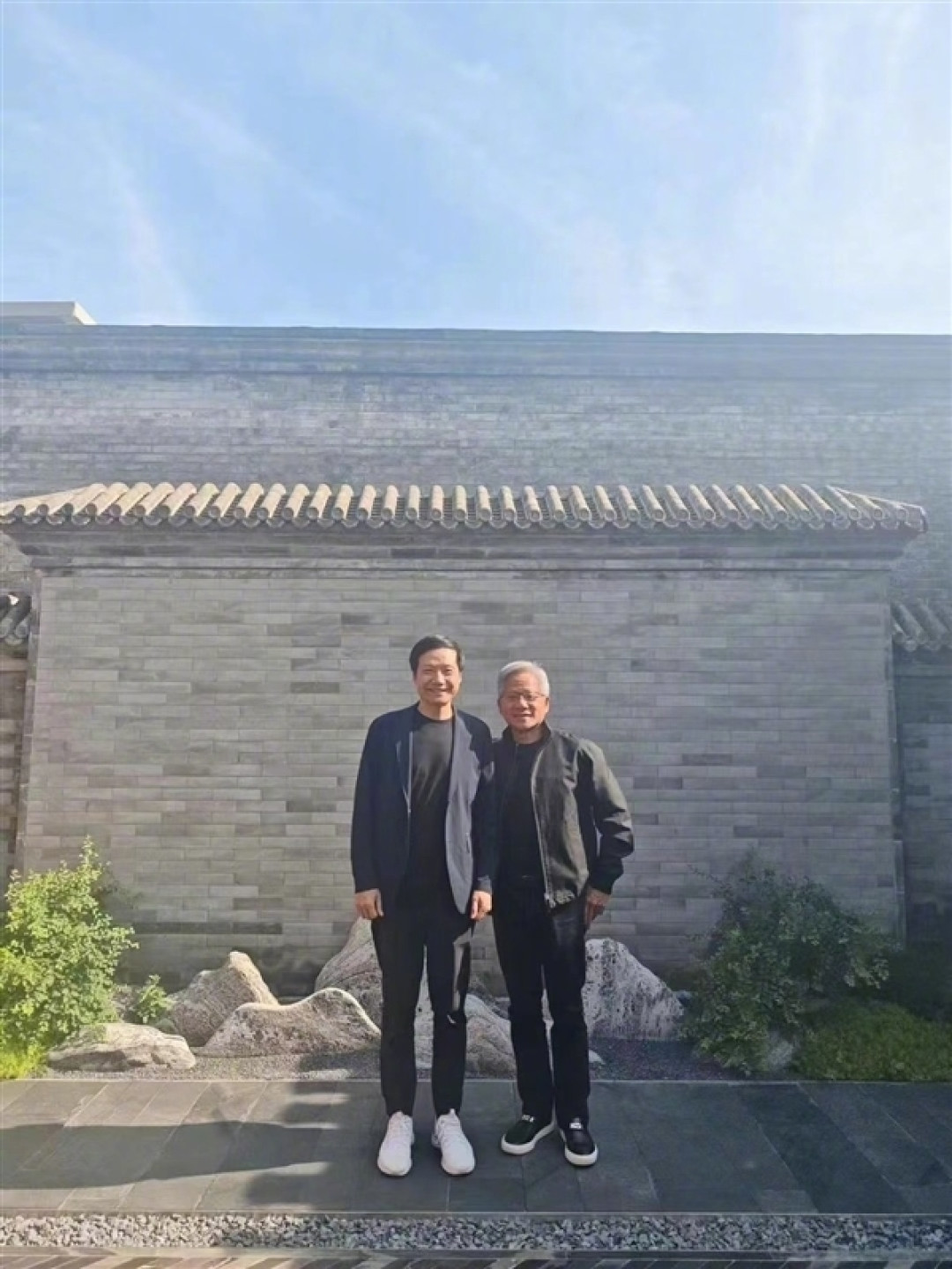 气温35度黄仁勋穿皮衣雷军穿西装合影 网友:“富人”普遍夏天穿的厚 冬天穿的薄