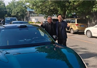 气温35度黄仁勋穿皮衣雷军穿西装合影  网友：“富人”普遍夏天穿的厚 冬天穿的薄