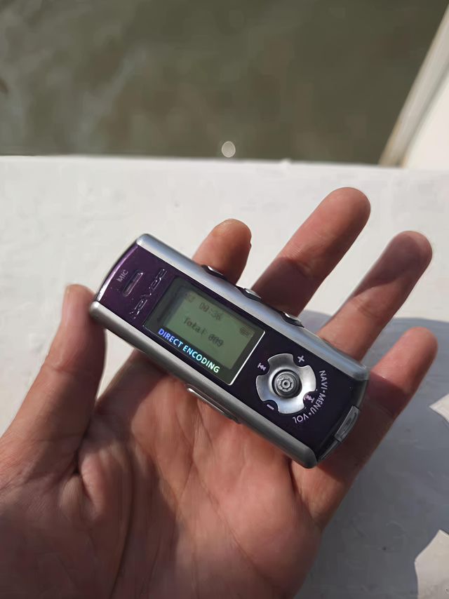 据说魅族E5是它的模仿对象，艾利和IFP-799T播放器