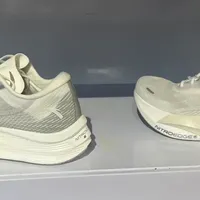 NBA第一人疯了！中国行去郊区奥莱带货？