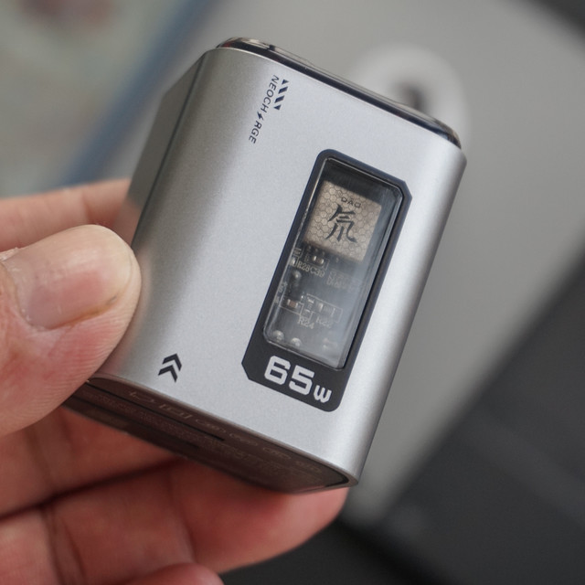 赛博朋克风拉满！红魔65W氘锋能量块mini充电体验