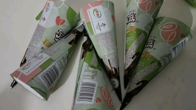 夏日炎炎，冰箱添冷饮，尝尝这款巧乐兹哈密瓜玫瑰车厘子冰淇淋