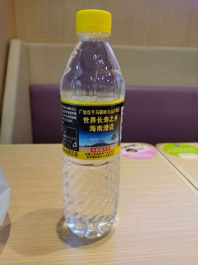 椰树火山岩天然矿泉水，每一口都是海南的味道