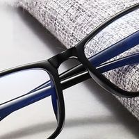 眼镜：不仅是视力的拐杖，更是健康的守护者