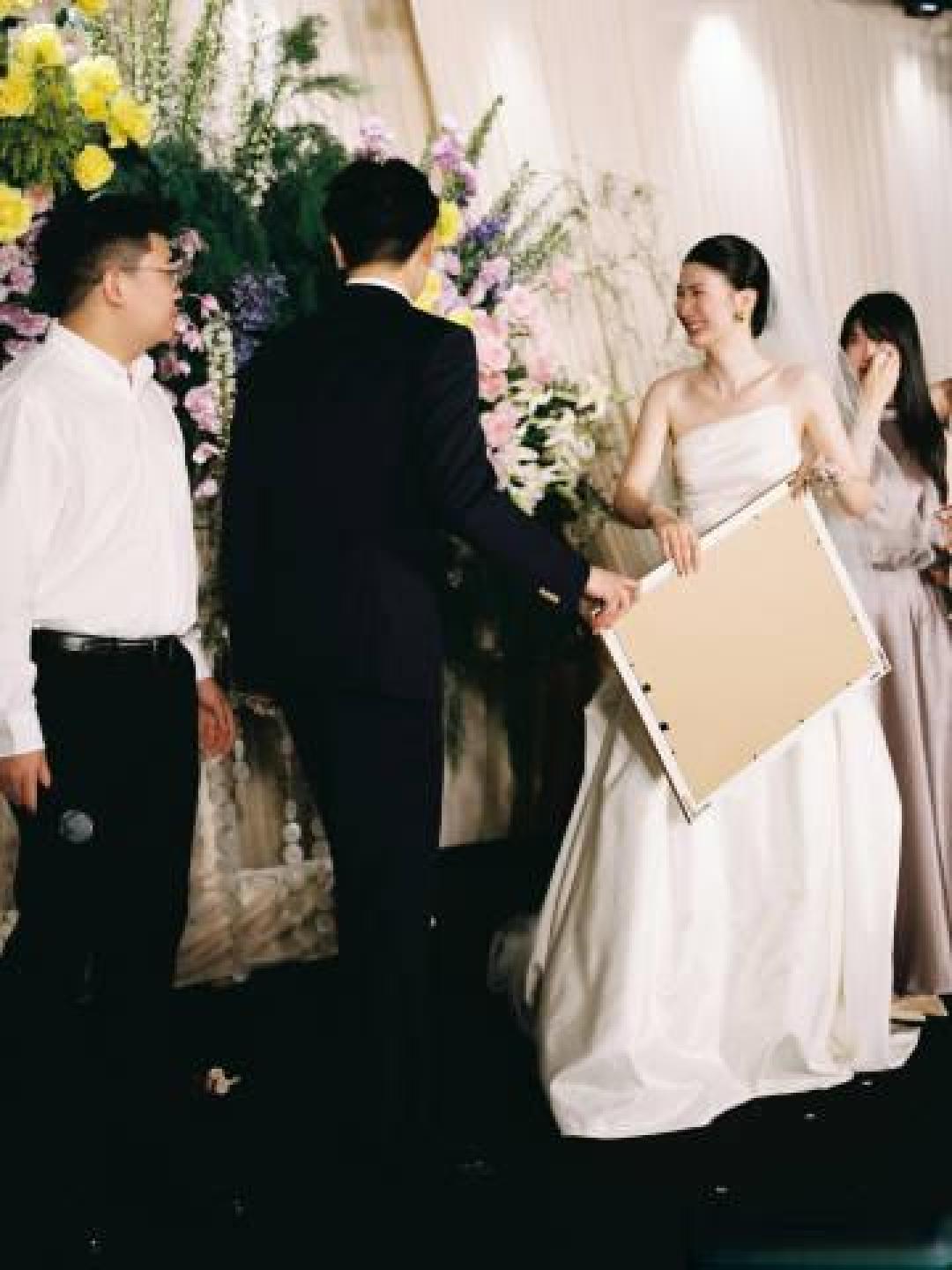 婚礼胶片机：亲友快门下的36次心跳与永不褪色的晨雾