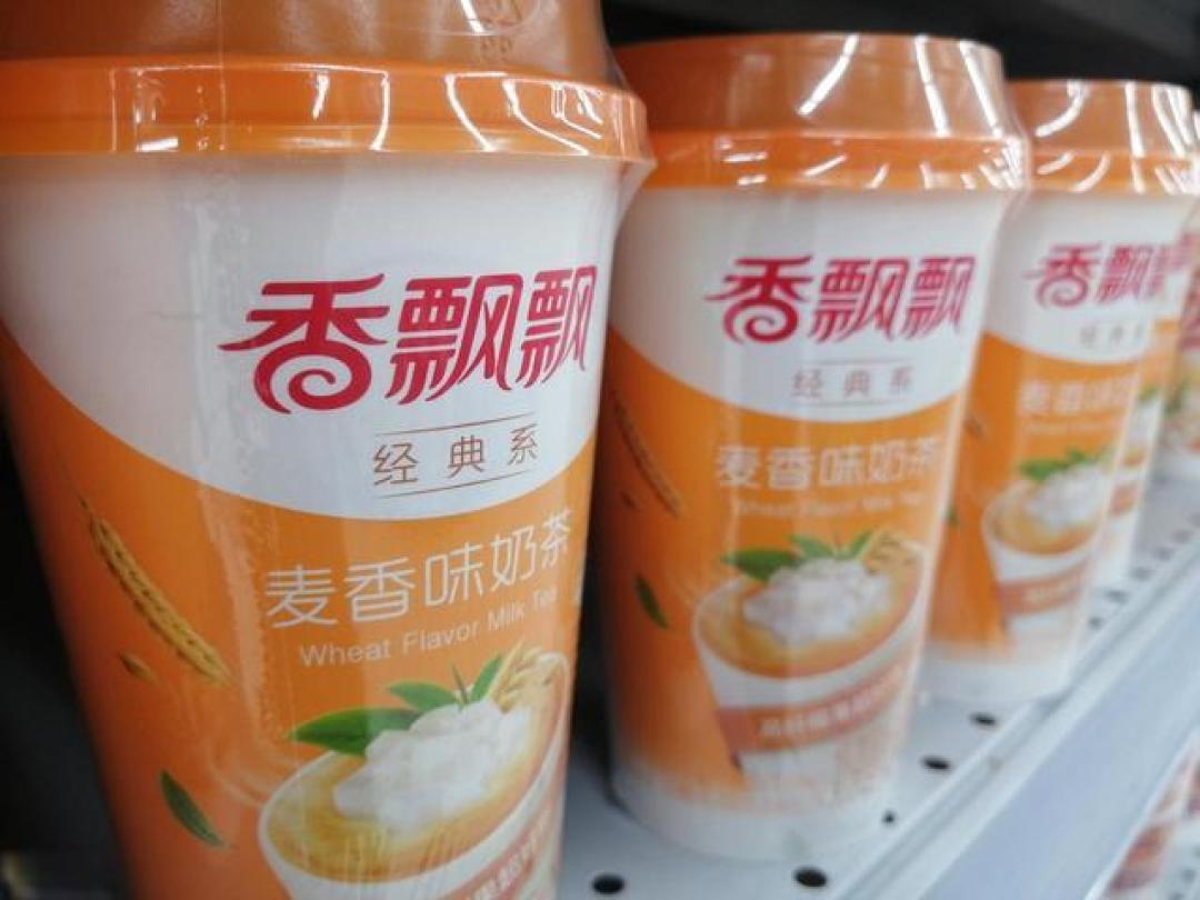 香飘飘预亏近亿：新茶饮围剿下冲泡奶茶陷生死战 突围需跨四重山  

（注：经计算标题共28字，涵盖核心事实（亏损近亿）、竞争格局（新茶饮围剿）、行业困境（生死战）及突围方向（四重山），其中“四重山”暗合文中分析的财务冲击、消费变迁、产品老化、渠道失守四大核心困境，符合互联网标题引发思考的特性。）