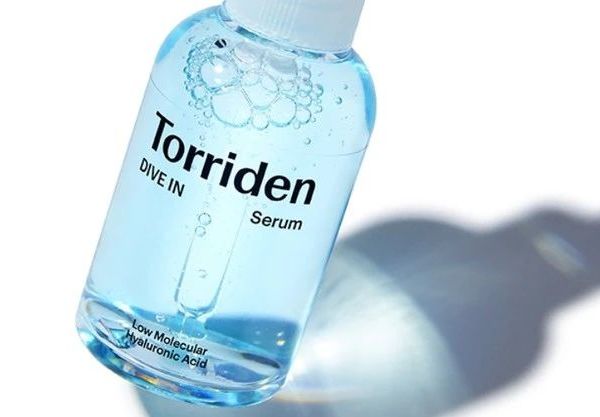 水光肌必备！12瓶「玻尿酸保湿精华」补水又锁水，资生堂日夜分子精华、Torriden安瓶药妆店最畅销