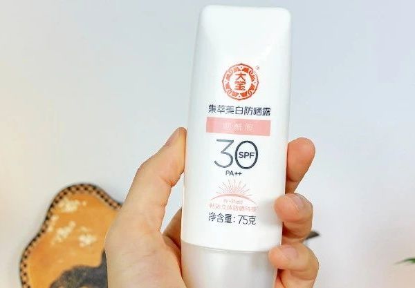 NO.338 大宝集萃美白防晒霜，便宜但不建议