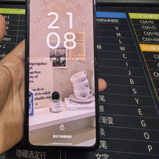 竖折屏手机：小巧便携与大屏实用兼备