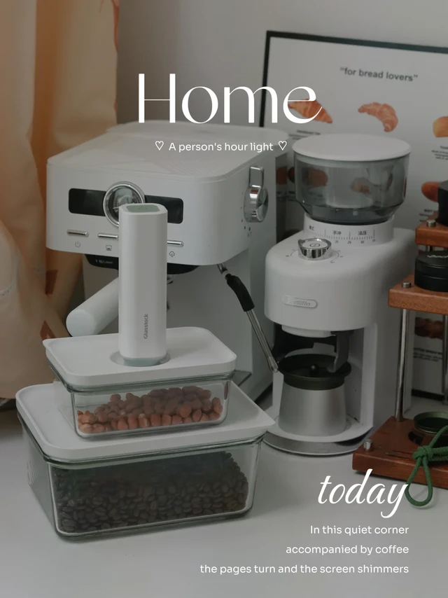 想看看大家的咖啡角~
阿莱先晒一下自己的咖啡角~
在桌子的里面放了咖啡机和磨豆机
旁边放上啦咖啡器具置物架
和一些常用的咖啡器具~
夏天天气热
豆子风味跑得快
今天干脆把不常喝的豆子放在保鲜盒里啦
顺