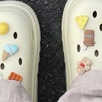 名创优品洞洞鞋：夏日出行的舒适之选