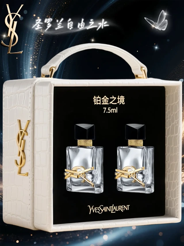 YSL自由之水铂金版,像是把阿勒泰的冬天酿进了香水里。
初闻是带着锋芒的清冷,像踩碎雪地时扑面而来的凛冽;中调里薰衣草与橙花悄悄漫出暖意,像寒日里透进窗的第一缕光;后调的木质奶香一贴上皮肤,瞬间跌入